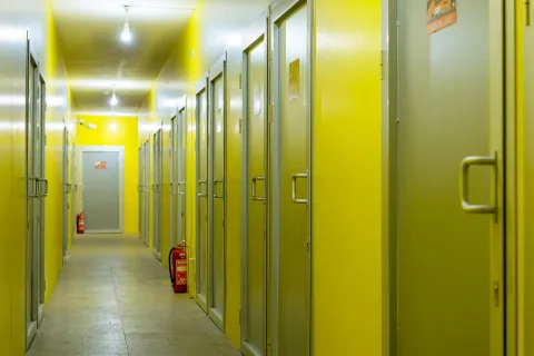 Zümrütevler tesisinde numaralı oda kapılarının sıralandığı koridor